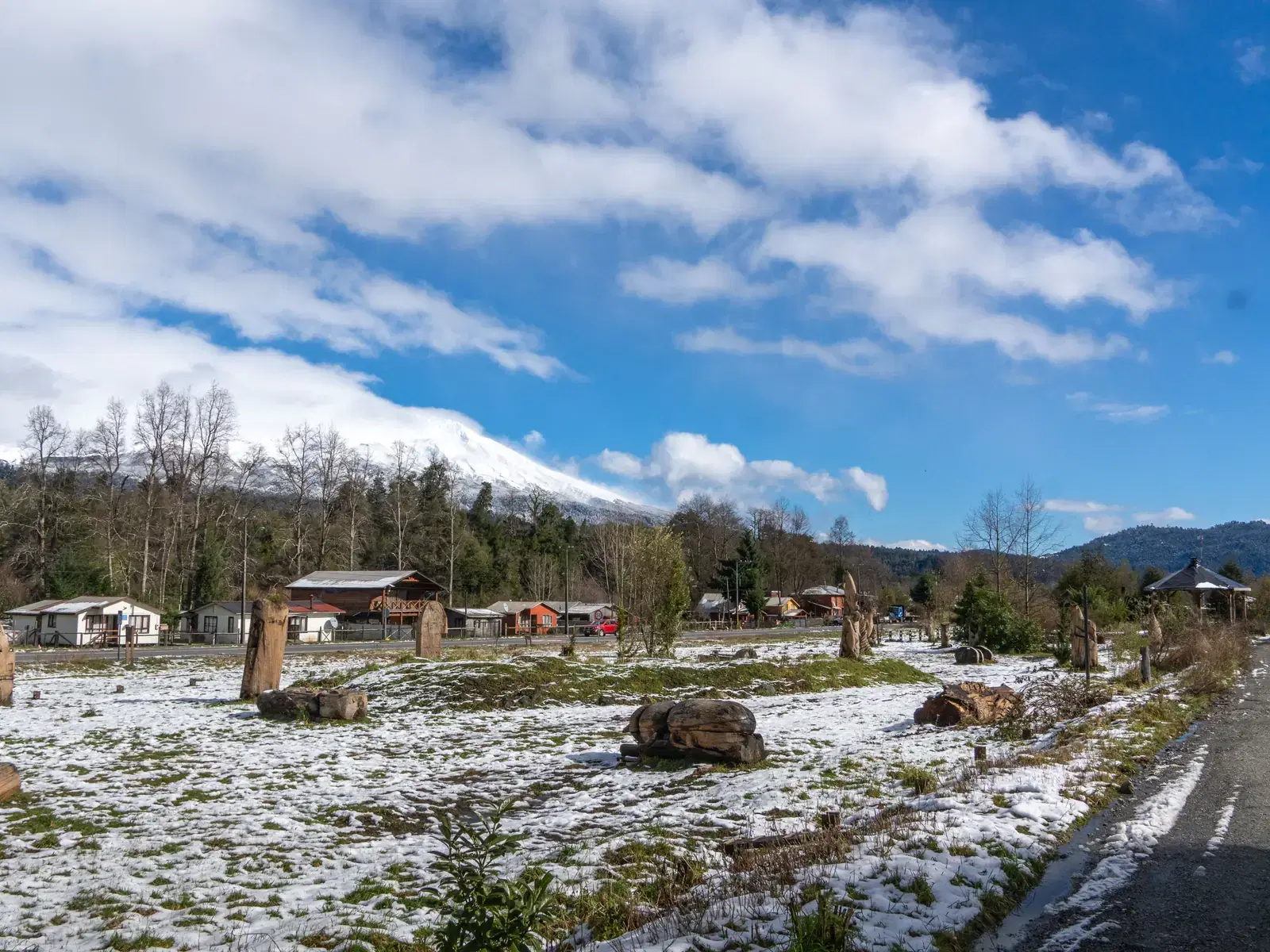 Paisaje de Neltume nevado con el volcán al fondo